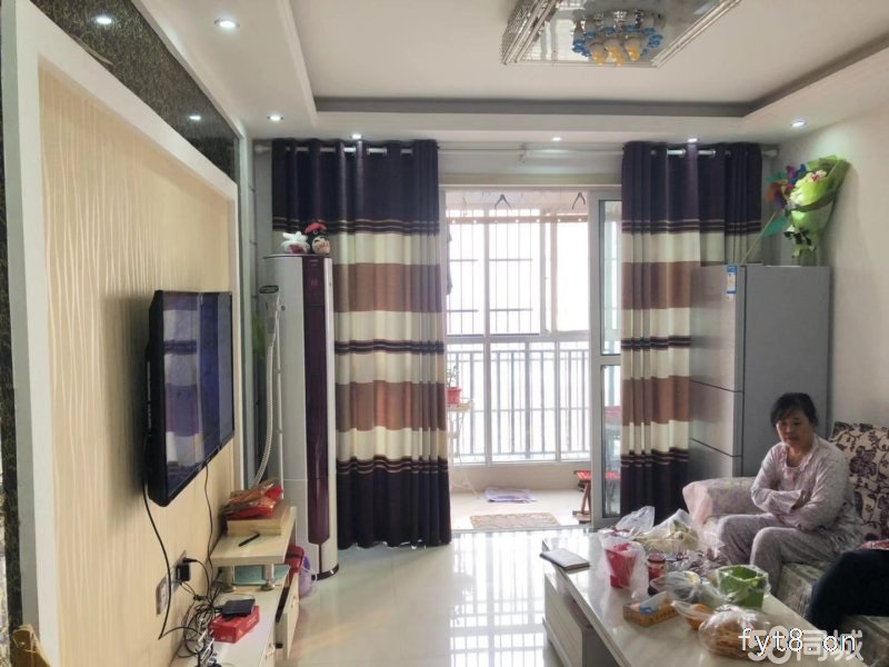 实验小学对面,胜利路南,南面是沙河景观。